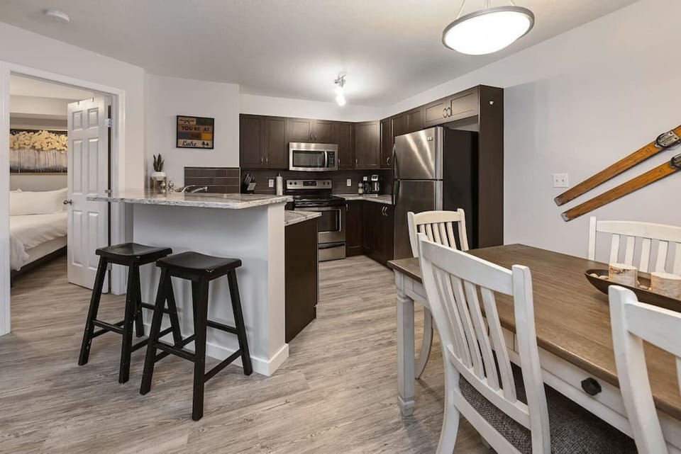 Full kitchen & dining space.