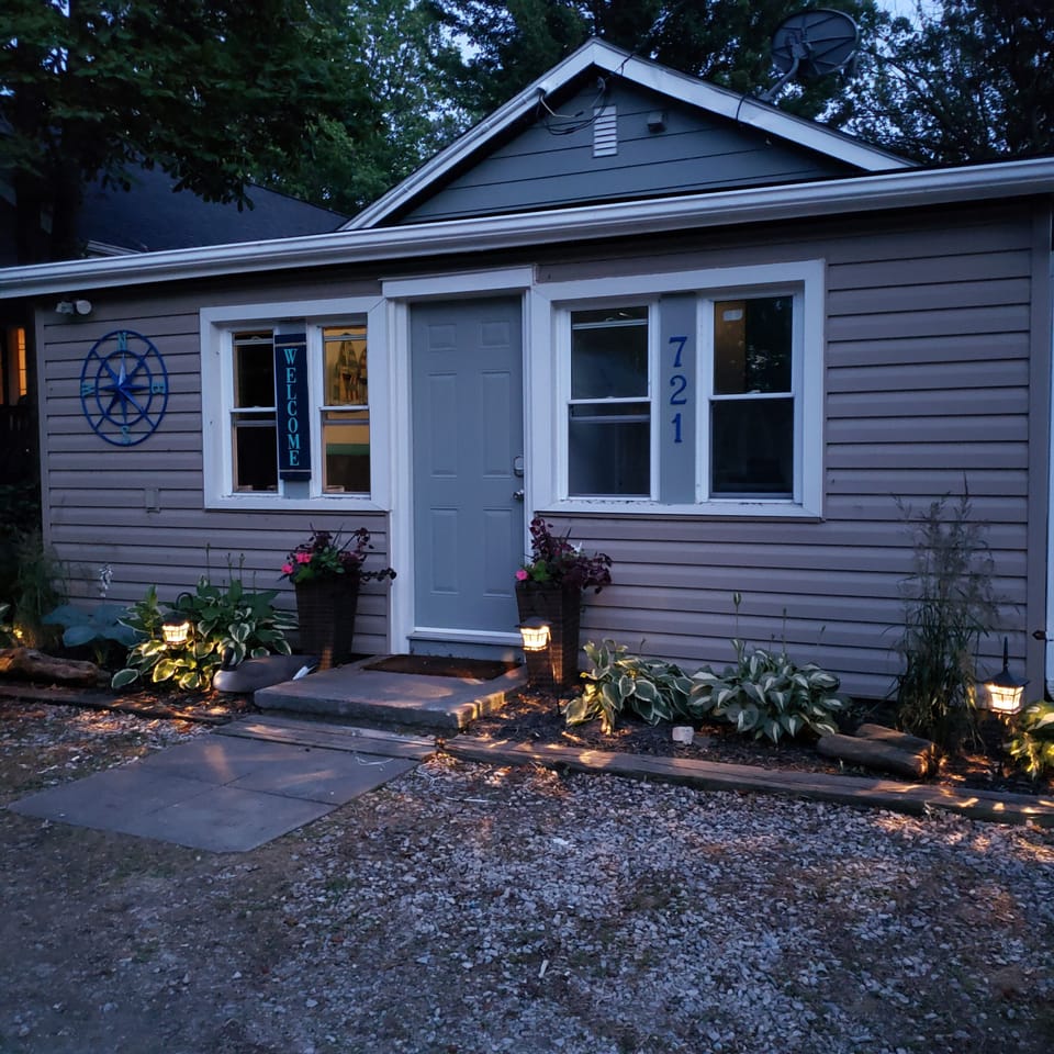 Lake Erie Escape Cottage features a beach, a patio, and a deck to enjoy