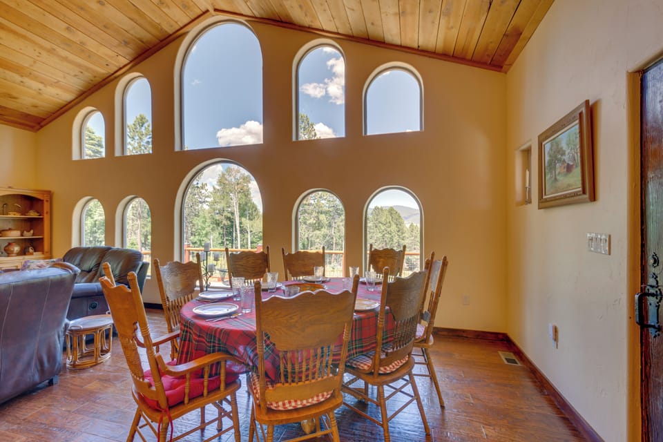 Dining Area | Dishes & Flatware Provided