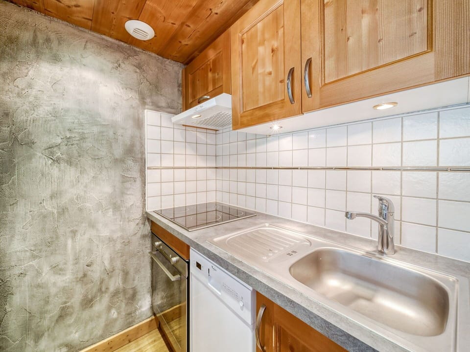 Brown, Kitchen Sink, Cabinetry, Tap, Property, Countertop, Sink, Furniture, Plumbing Fixture, Building