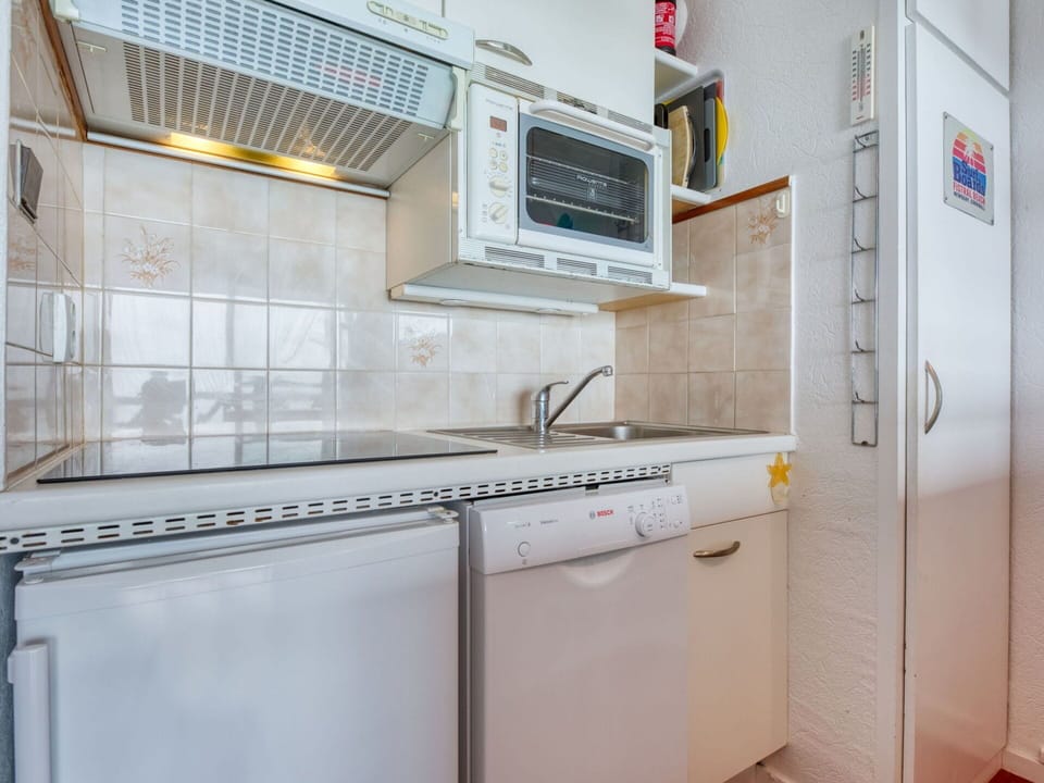 Kitchen Appliance, Home Appliance, Kitchen, Major Appliance, Gas, Cabinetry, Machine, Flooring, House, Wood