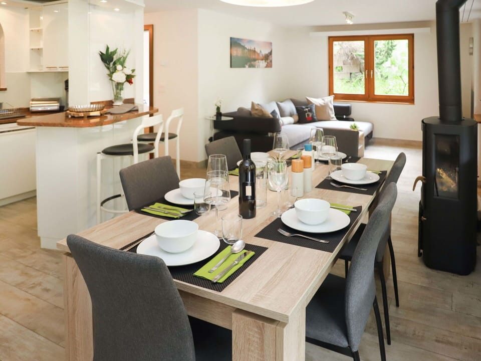 Table, Furniture, Chair, Building, Picture Frame, Tableware, Interior Design, Houseplant, Wood, Comfort