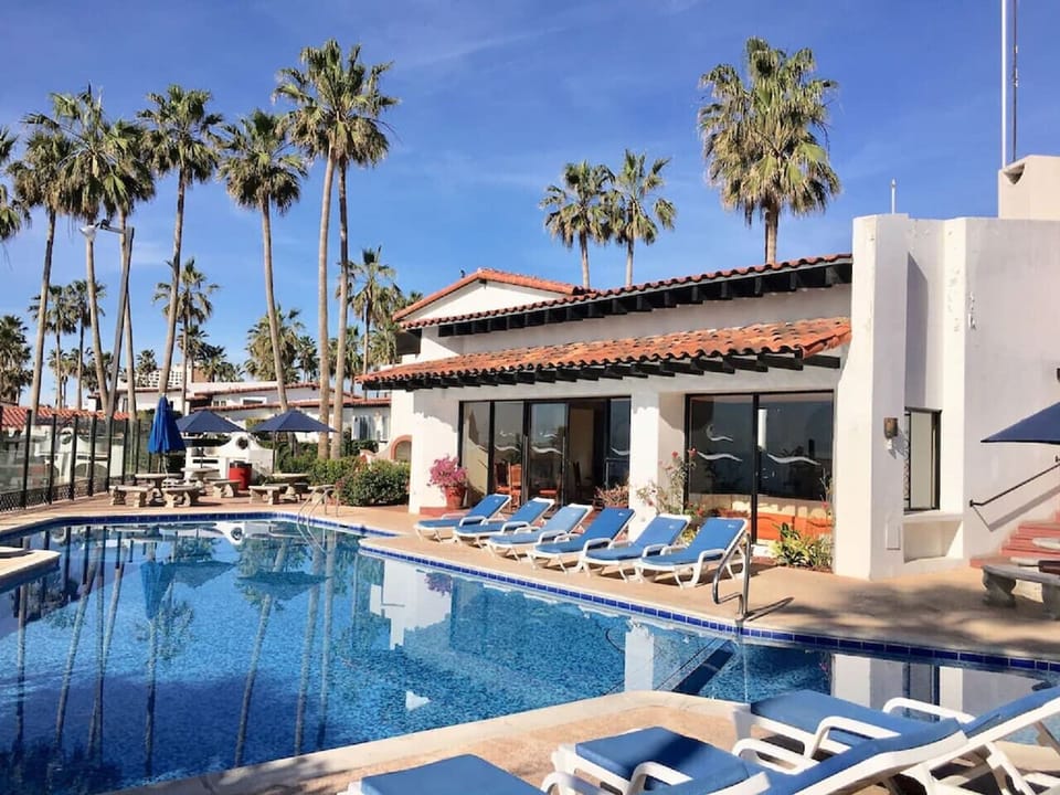 Beautiful Swimming Pool & BBQ Area