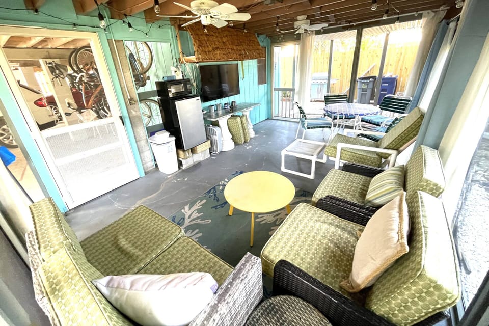 Enjoy This Bonus Screen Enclosed Space Under The Home.