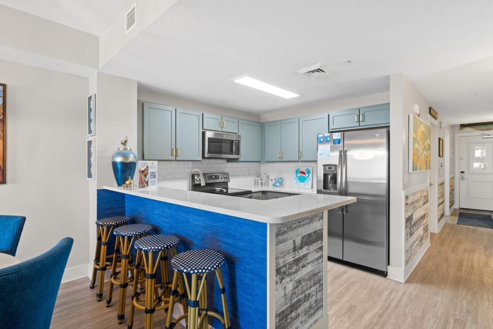 Kitchen with Breakfast Bar