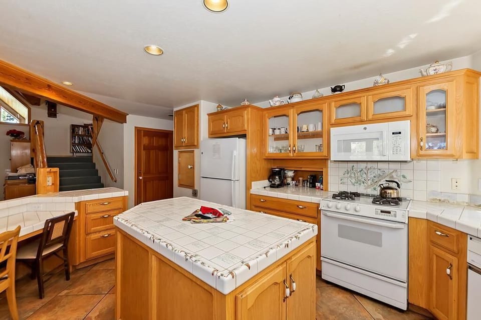 Kitchen with Extra Cooking Space