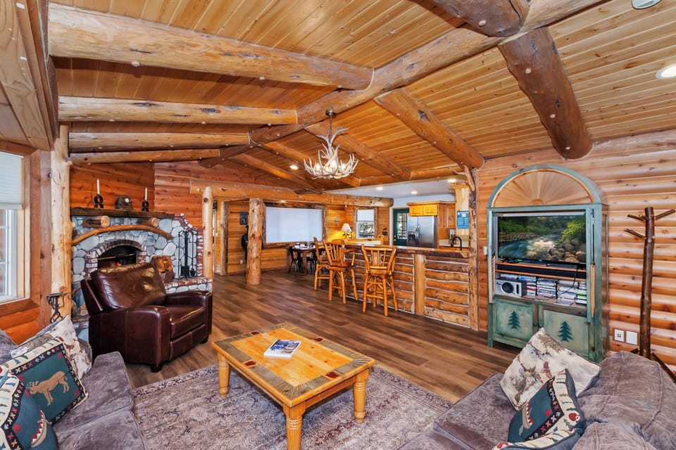 Living Room Custom Wood Work & 40in Roku Smart TV