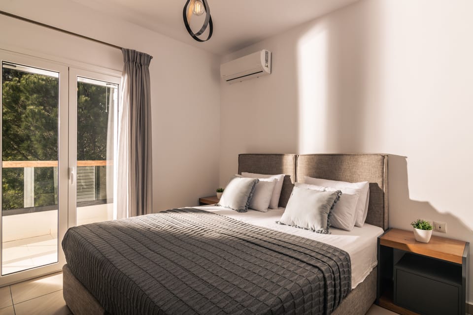 The double bedroom has direct access to the balcony.