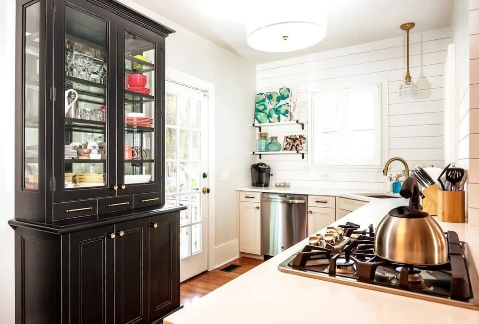 Updated furnishing with everything you need for a basic meal!