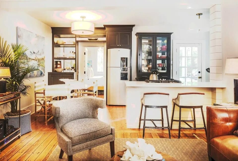 Fully equipped kitchen with seating for 6