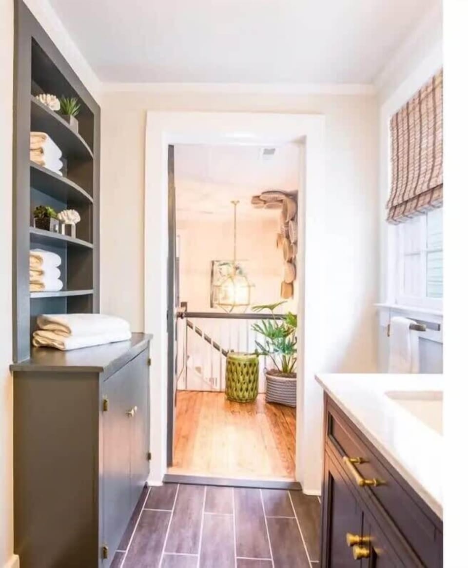 Bathroom 3: Shower with tub