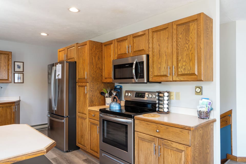 All new stainless steel appliances included drinking water and ice from fridge