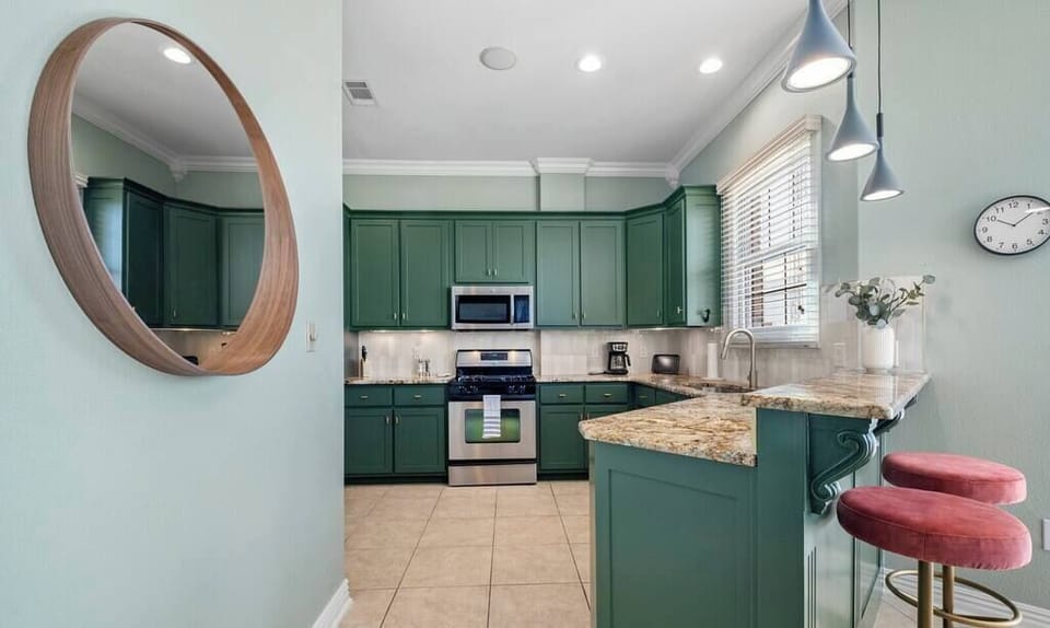 Fully Stocked Kitchen (3)