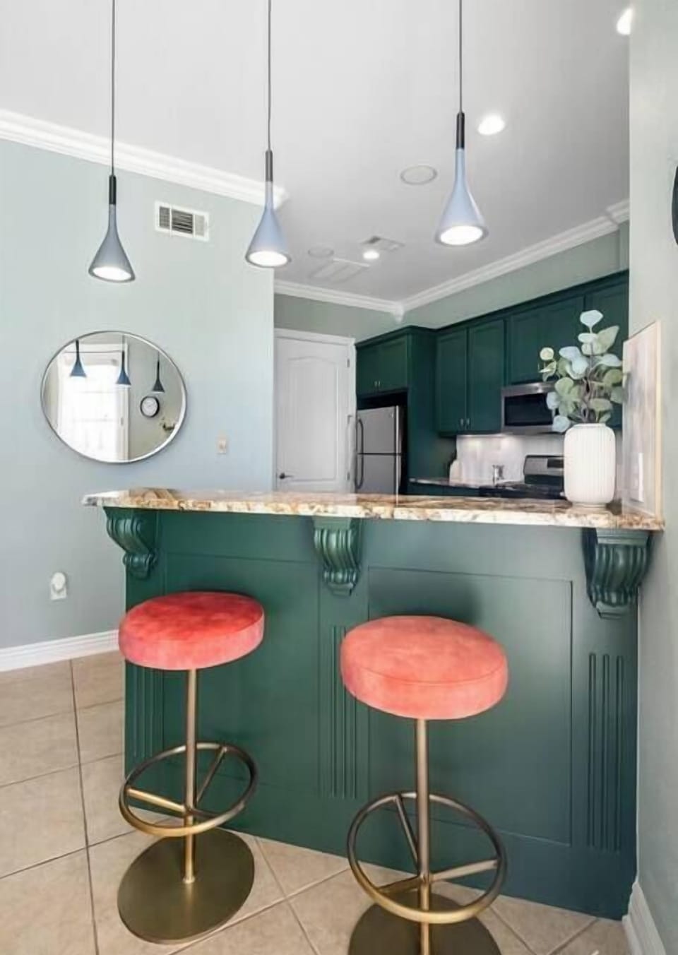 Bar and open kitchen 