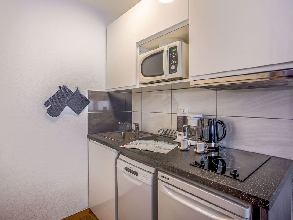 Countertop, Cabinetry, Property, Tap, Kitchen Appliance, Kitchen Sink, Kitchen, Kitchen Stove, Home Appliance, Sink