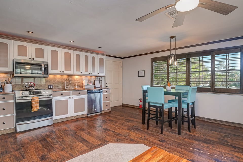 Suite B kitchen and dining area