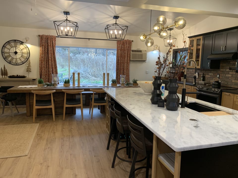 Great area to cook, dine, play board games. 