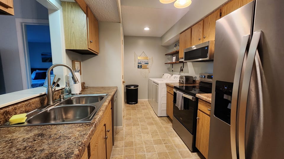Fully equipped kitchen, with dishwasher & updated appliances 