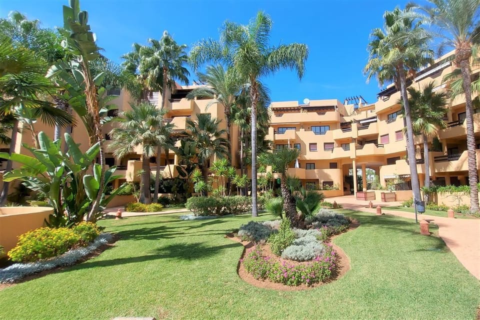 Beautiful and well maintained gardens in this community