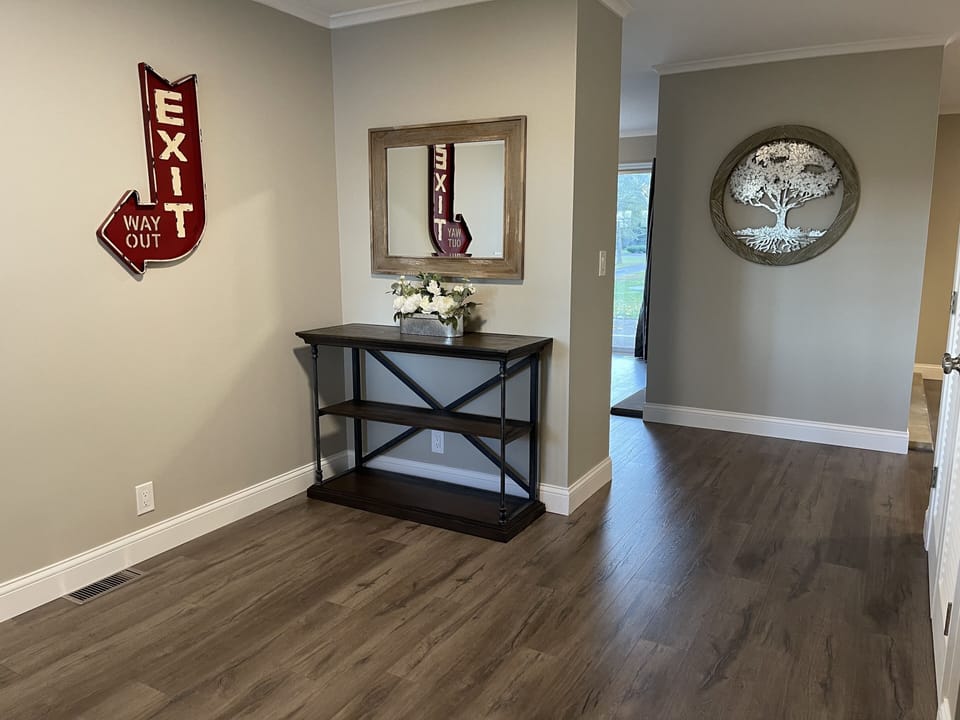 Foyer facing the living areas. 