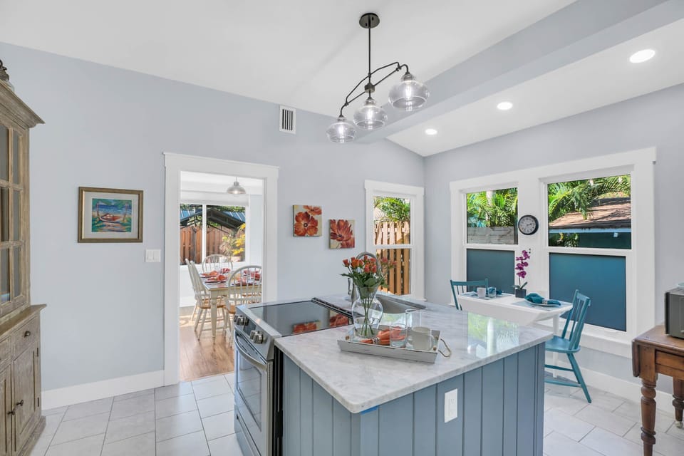 Granite countertops. Lots of natural sunlight
