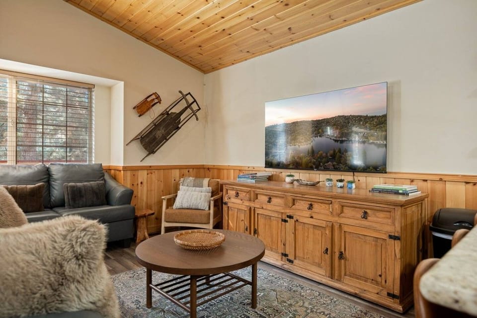 Enchanted Grove w/ Hot Tub, EV Charger, Pool Table Cabin in Big Bear