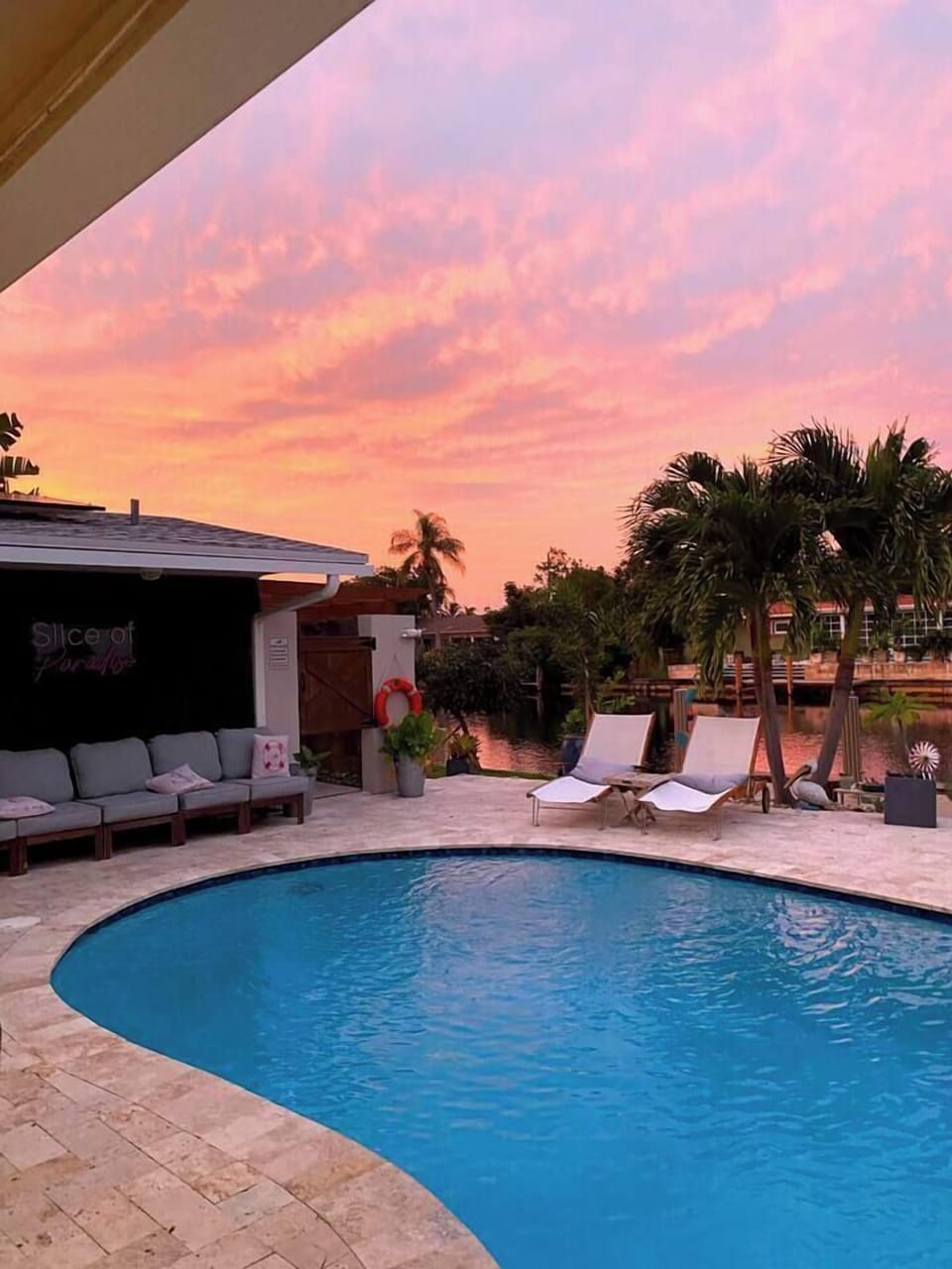 Salt Water pool serviced daily during your stay free of leaves and always clean.