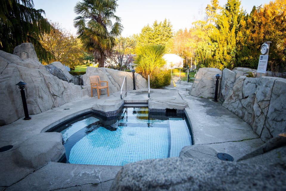 Beautiful outdoor rock hot tub. Closed Thursdays for cleaning until 5 pm.
