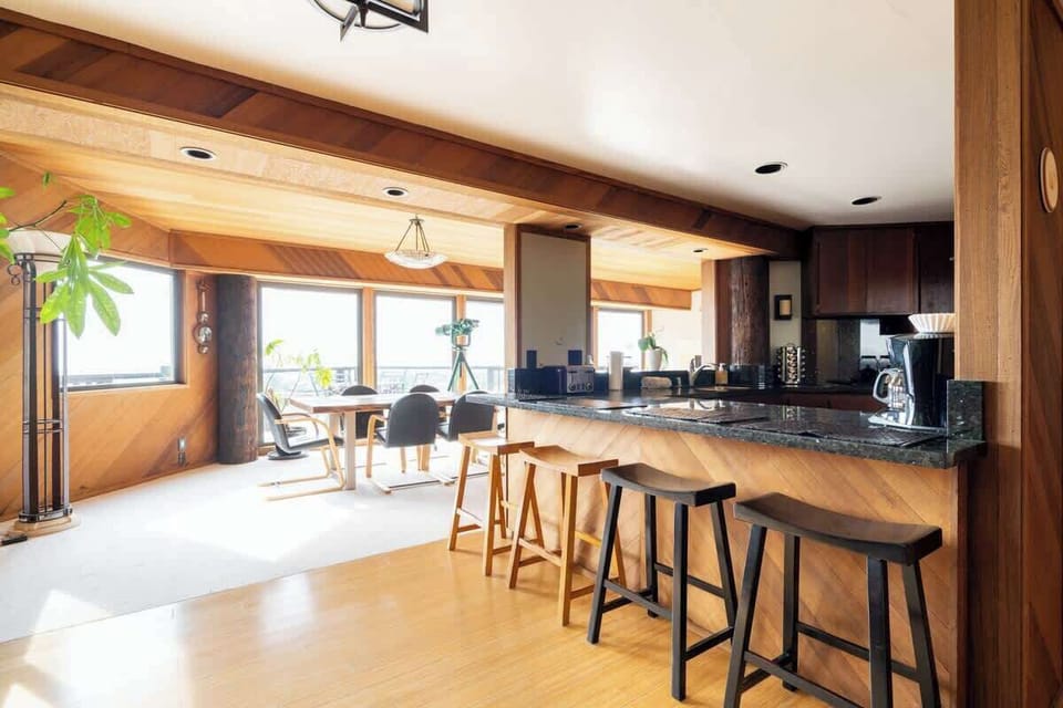 Sit up at the sleek breakfast bar and keep the chef company