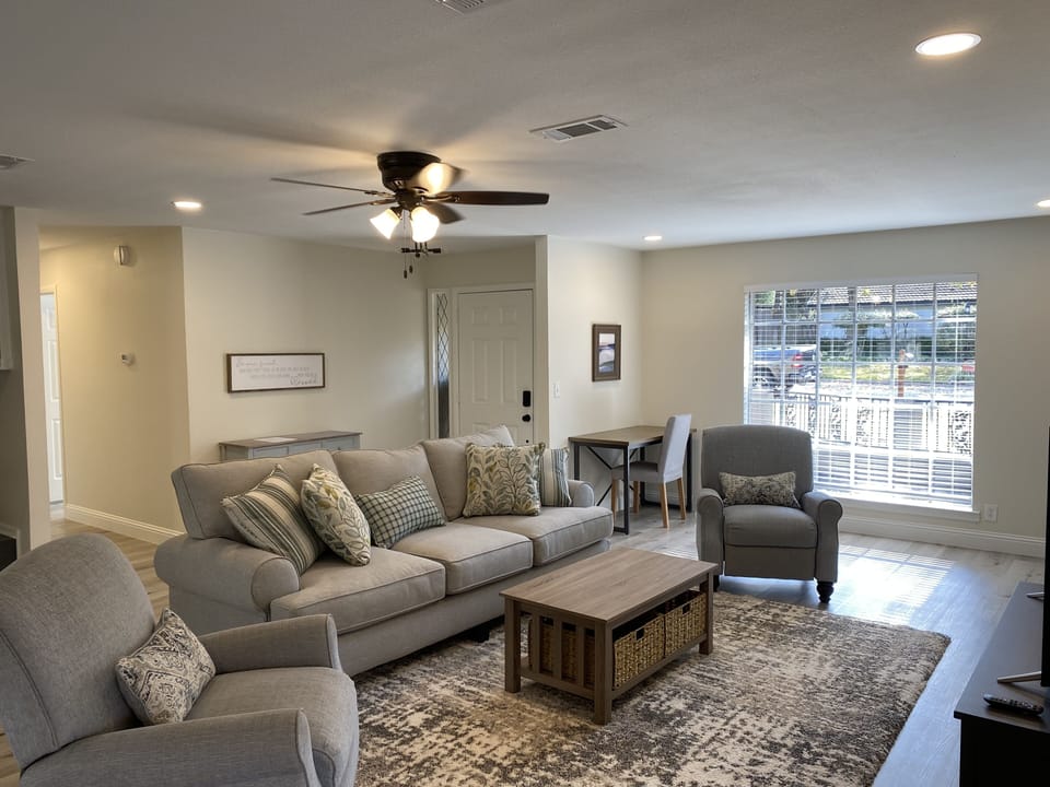 Spacious living room 