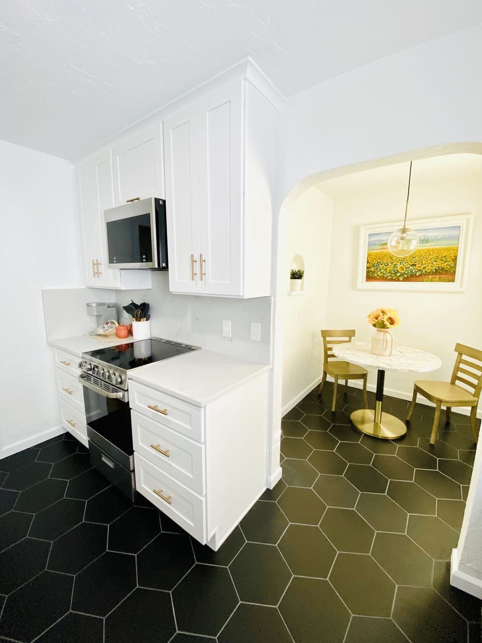 Fresh clean and remodeled Fall 2021.  There are 6 kitchen chairs in the home. 