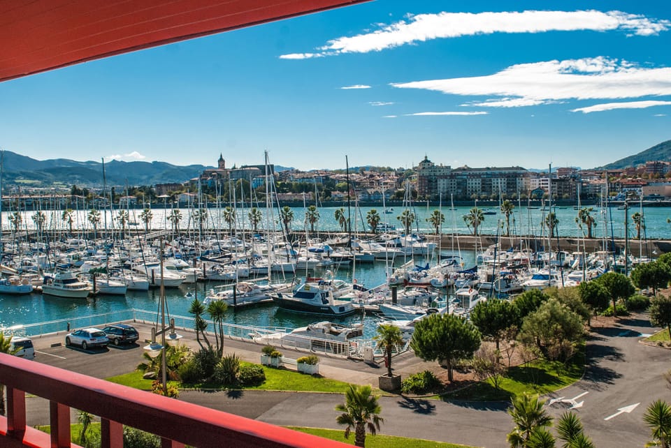 Wake up and take the time to admire the boats in the morning sun.