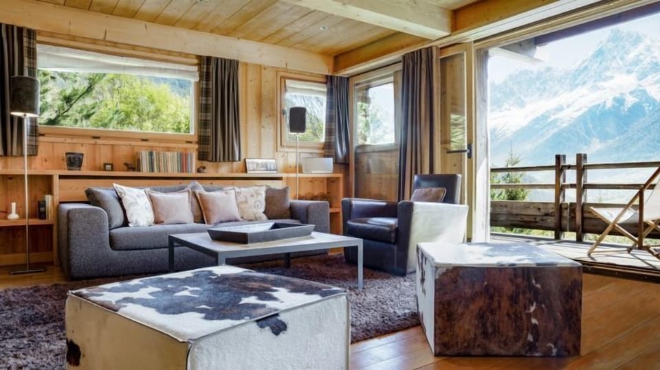 You will love the bright living area with access to a large terrace where you can enjoy a 360° view of the Mont Blanc massif.