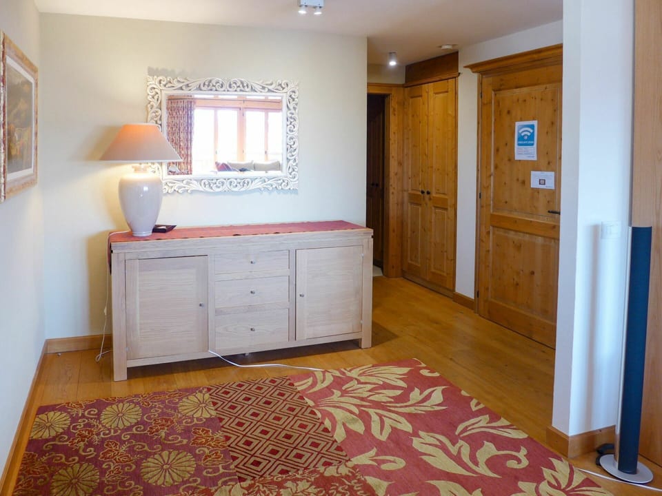 Cabinetry, Mirror, Wood, Drawer, Flooring, Interior Design, Floor, Countertop, Wood Stain