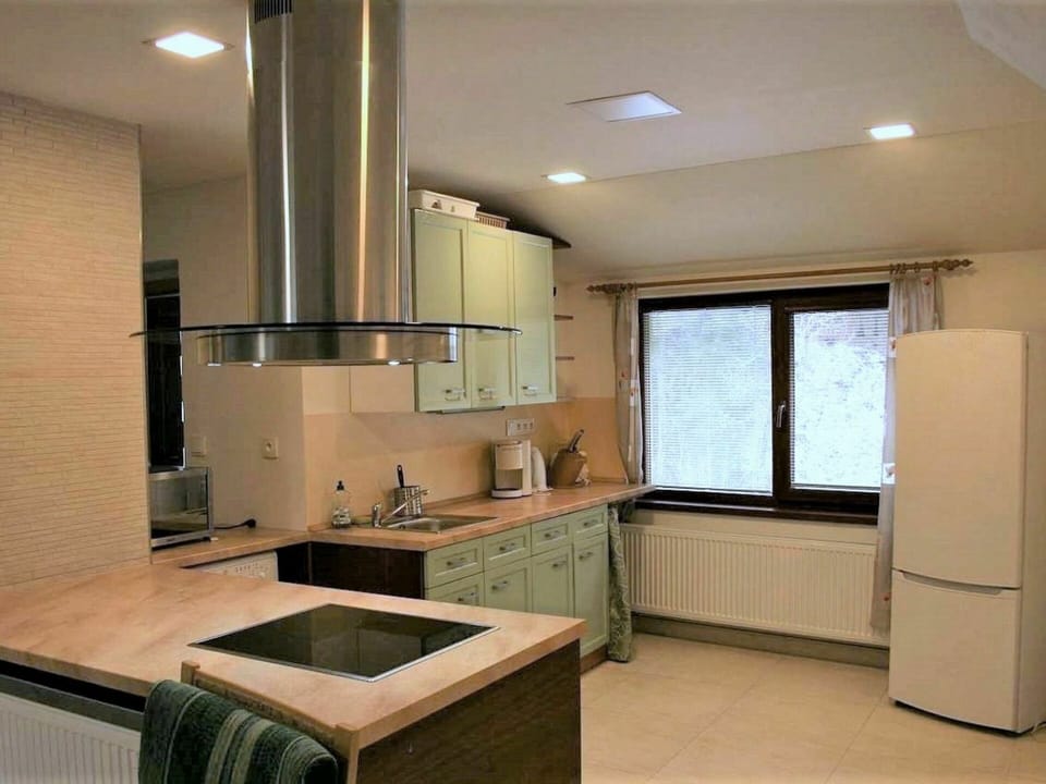 Cabinetry, Kitchen Sink, Tap, Sink, Countertop, Property, Plumbing Fixture, Kitchen Stove, Kitchen Appliance, Kitchen