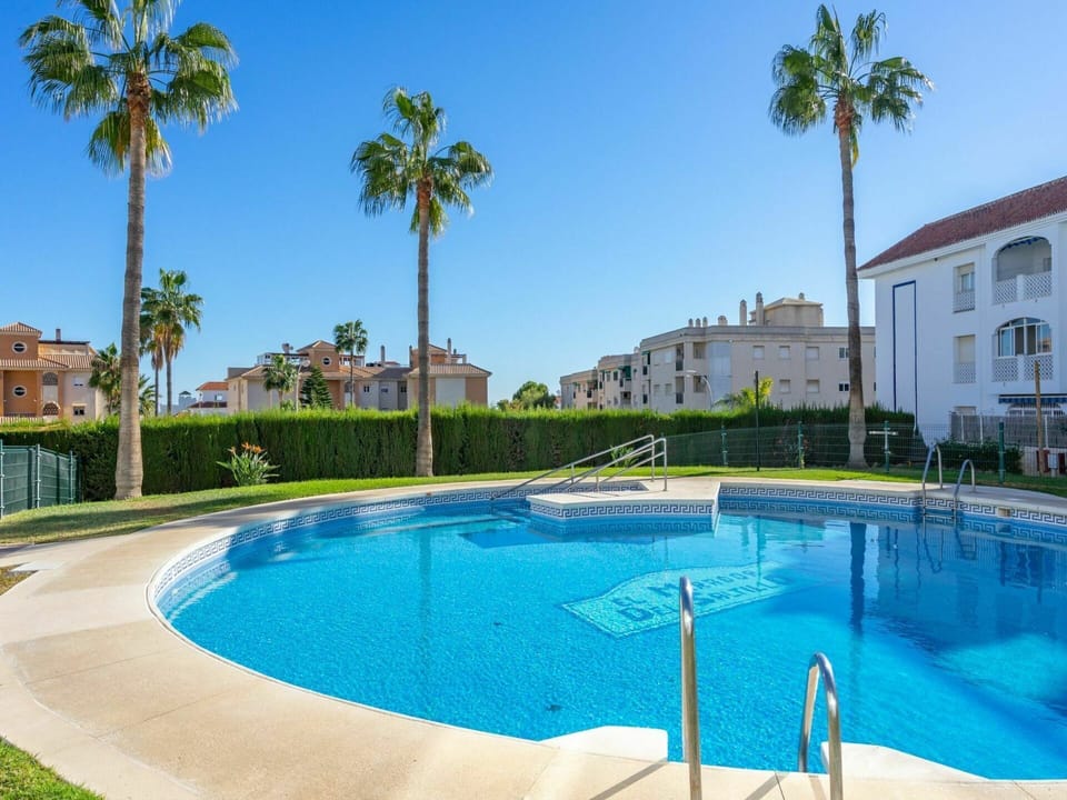 Water, Sky, Plant, Building, Daytime, Property, Swimming Pool, Window, Tree, Nature