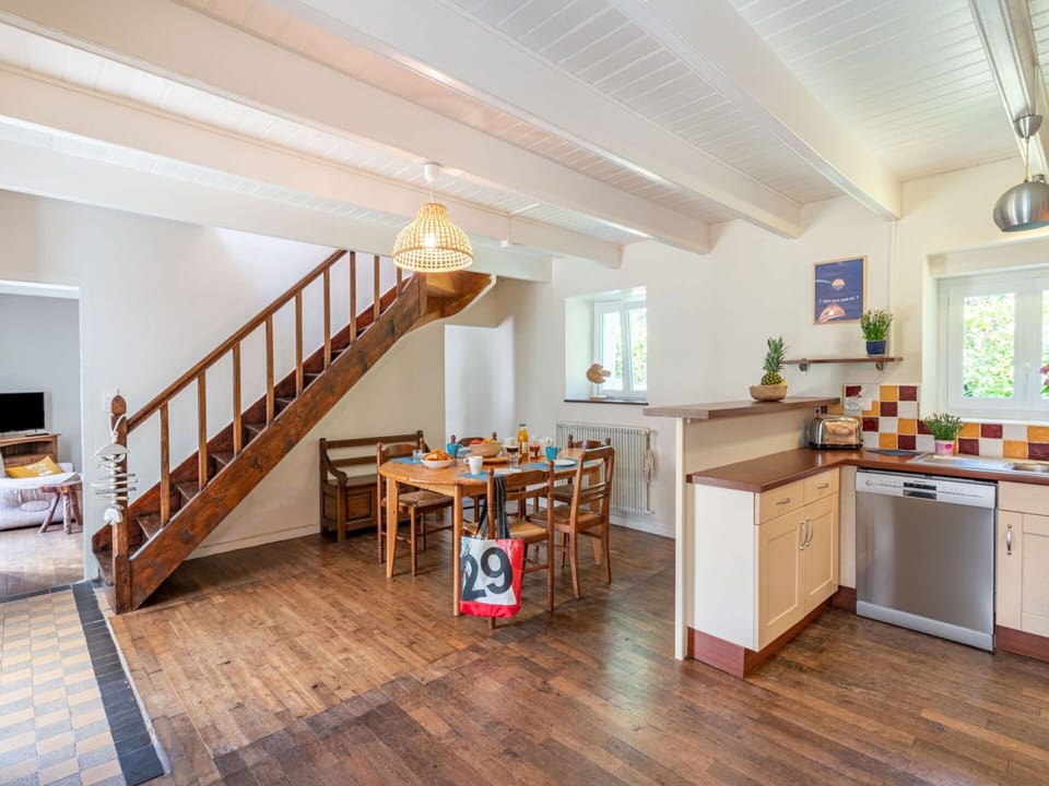 Table, Furniture, Property, Chair, Wood, Interior Design, Lighting, Building, Flooring, Floor