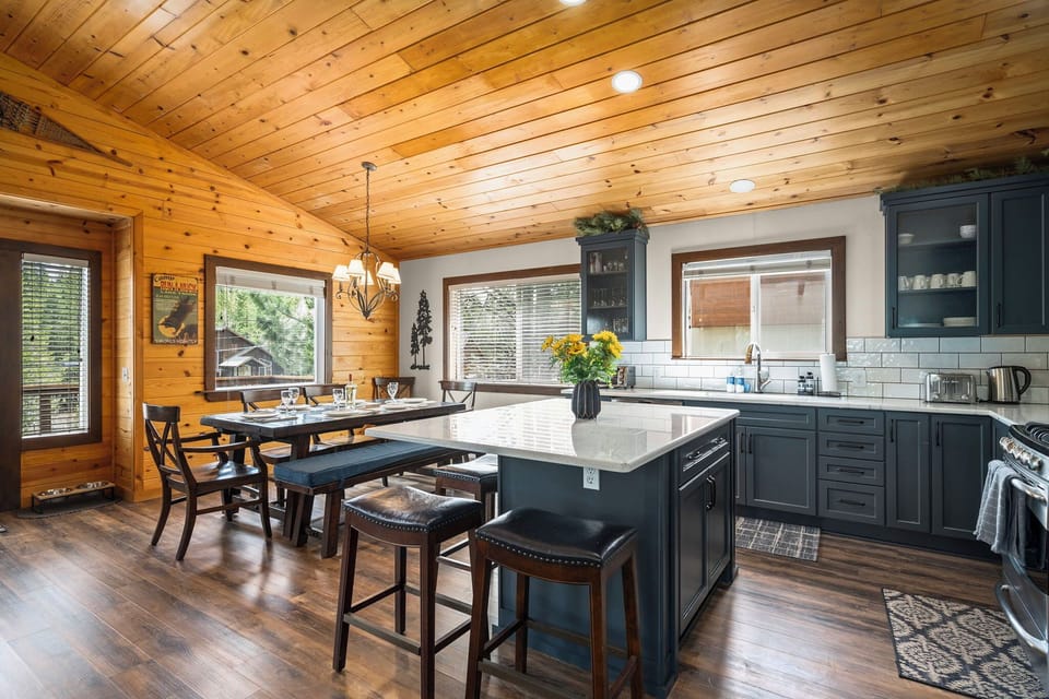 Kitchen Island: Mountain Relaxation Haven
