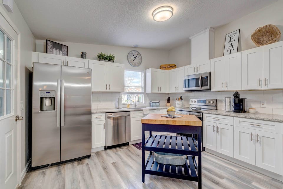 Kitchen | Fully Equipped w/ Stainless Steel Appliances | Microwave | Toaster