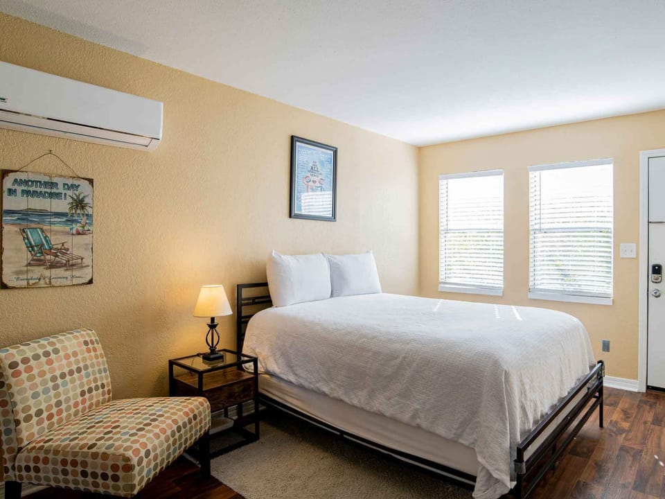Studio - Queen Bed