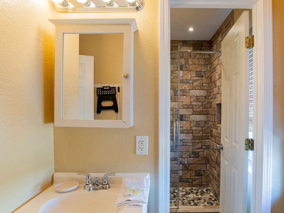Studio - Full Bathroom