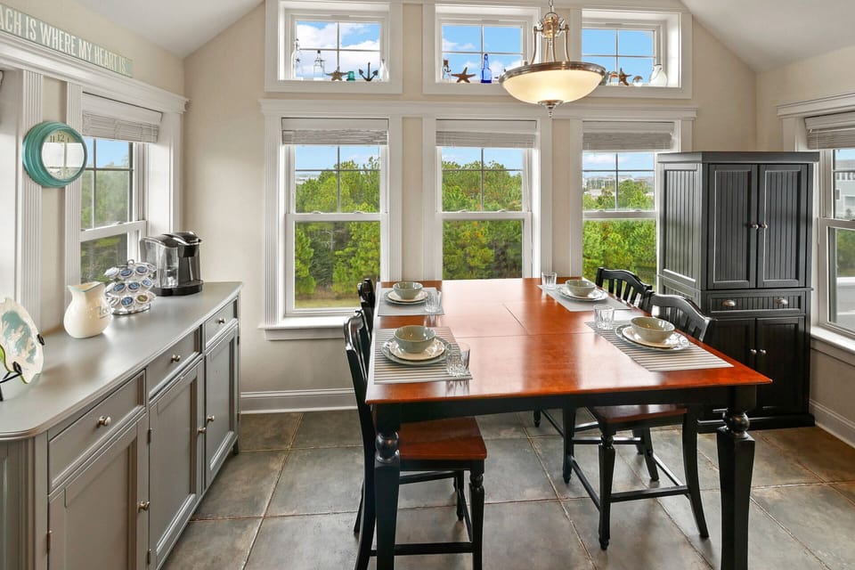 The breakfast nook with a 4-person dining table is ideal for a quick meal or that morning cup of coffee.
