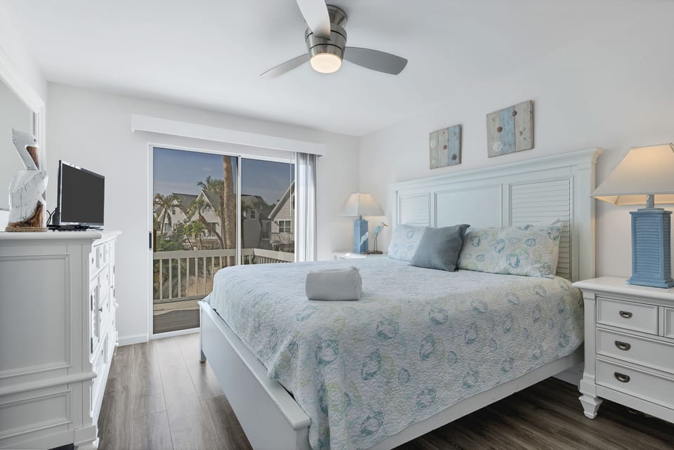 Primary Bedroom - King Bed & Walk in Closet