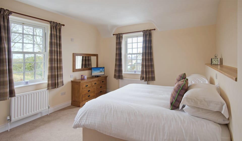 Master en-suite bedroom with double aspect sash windows