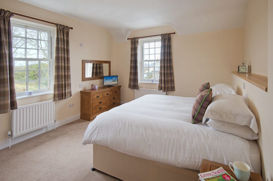 Master en-suite bedroom with double aspect sash windows