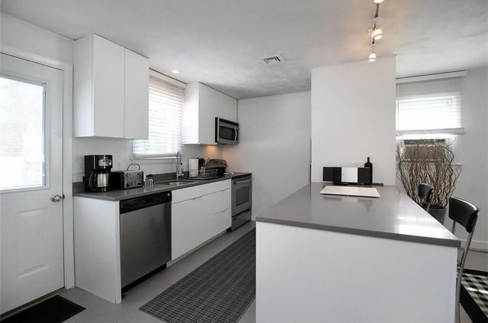 🍽️ Chef’s kitchen with stainless steel appliances, Caesarstone countertops & breakfast bar
