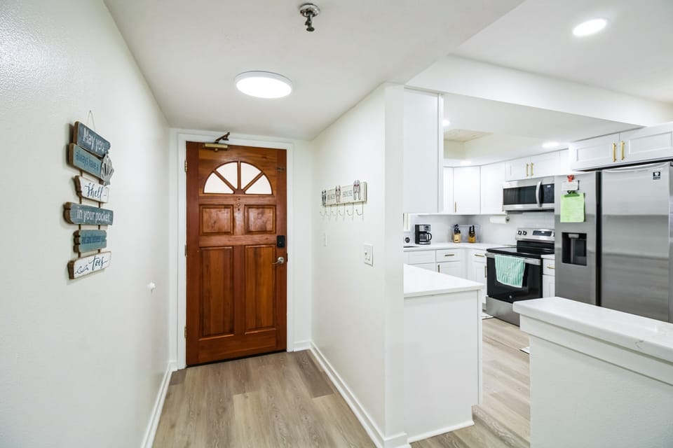 Indoors, Floor, Flooring, Appliance, Microwave
