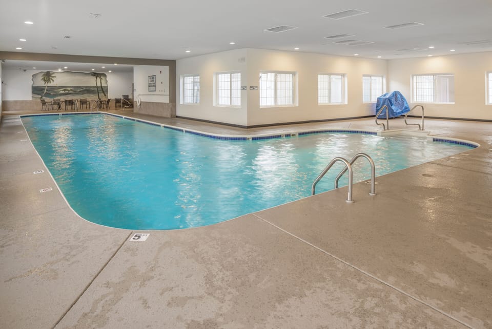Large swimming pool, bring the kids and jump right in!