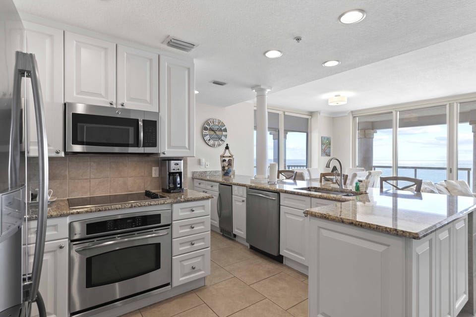 Beach Club 501 - kitchen