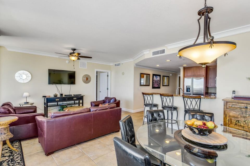 Beach Club 601 - Living room & dining room